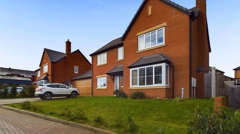 24 Kingfisher Way, Oswestry, SY10 9LX For Sale
