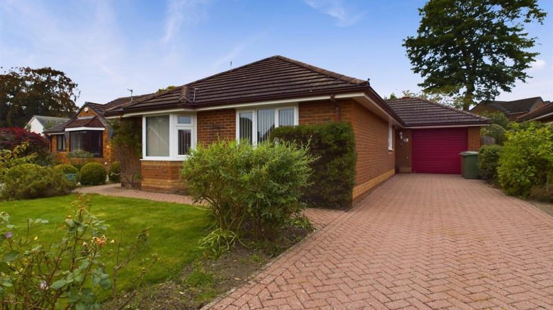 8 Ffynnon Gardens, Oswestry, SY11 2TY For Sale