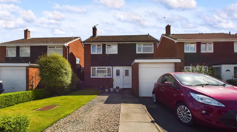 5 Yew Tree Close, Oswestry, SY11 4BB For Sale