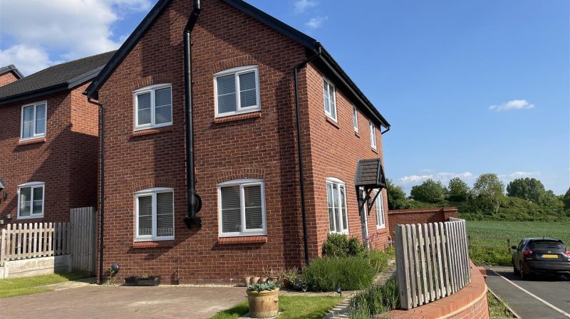 29 Sandhurst Way, Shrewsbury, SY4 1DR For Sale