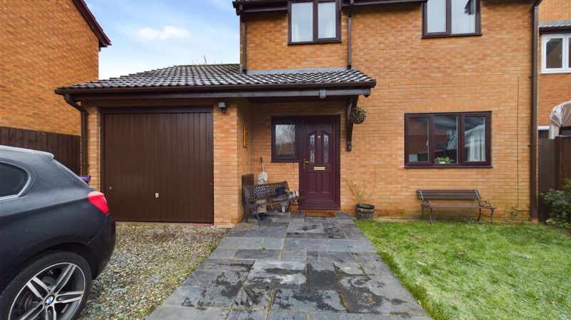 8 Guinevere Close, Oswestry, SY11 1UD For Sale