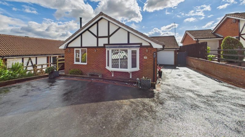 29 Hampton Fields, Oswestry, SY11 1TL For Sale