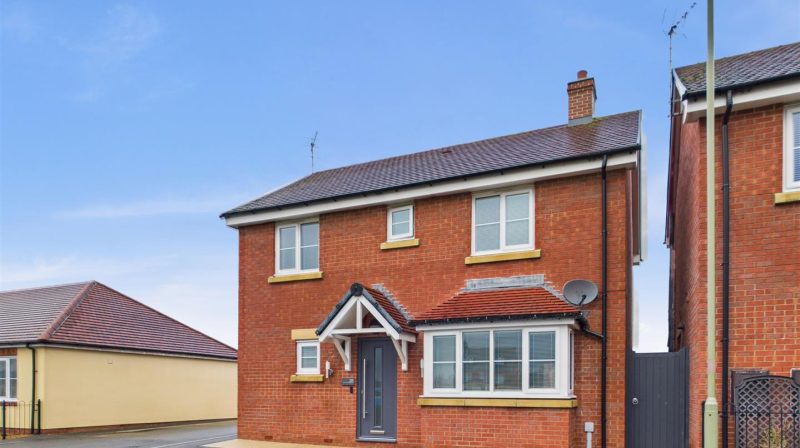 26 Hollands Drive, Oswestry, SY11 3FG For Sale