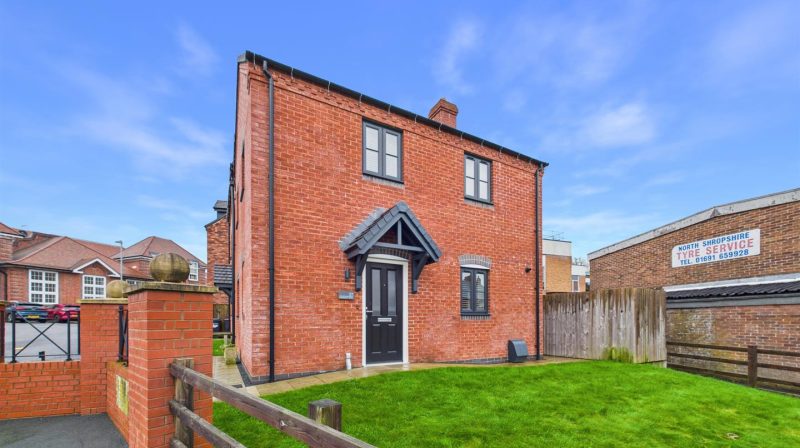 31 Holbache Road, Oswestry, SY11 1RP For Sale