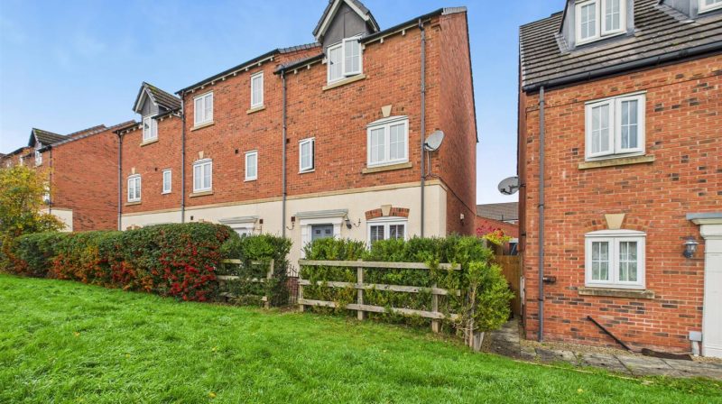 2 Barber Close, Oswestry, SY11 2UE For Sale