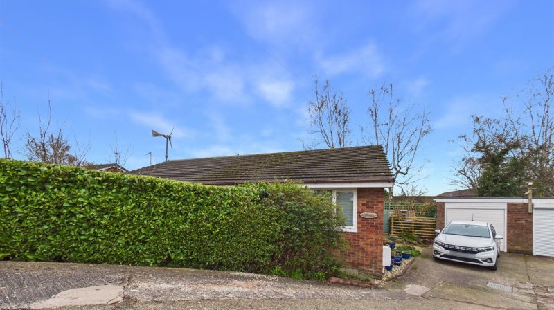 18 Meadow Close, Oswestry, SY11 2EB For Sale