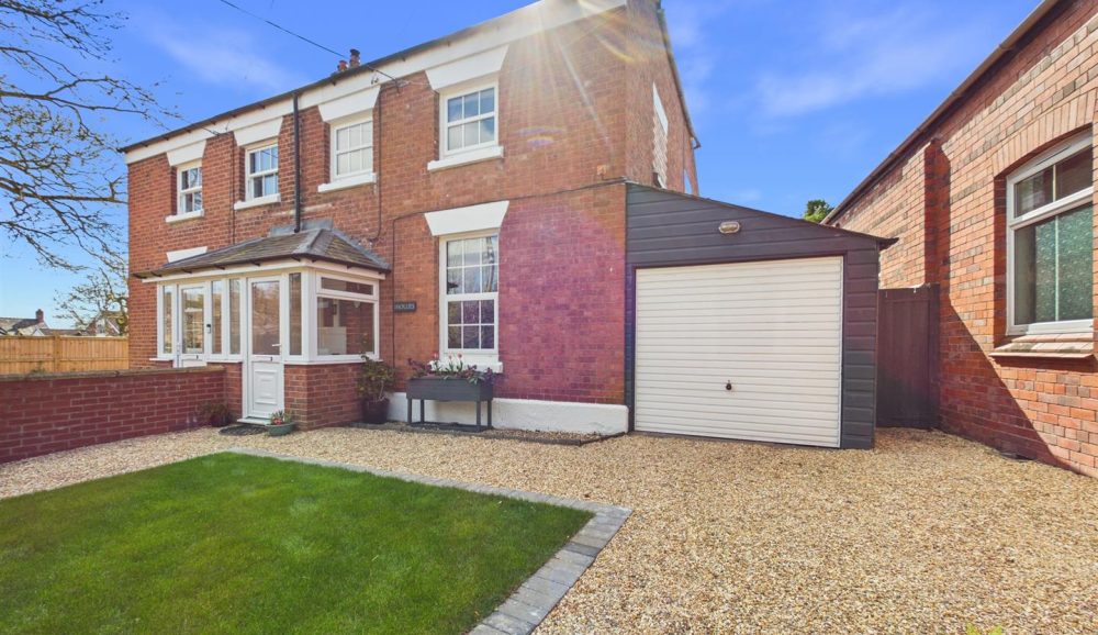 2 The Hollies , Oswestry, SY11 4EH For Sale