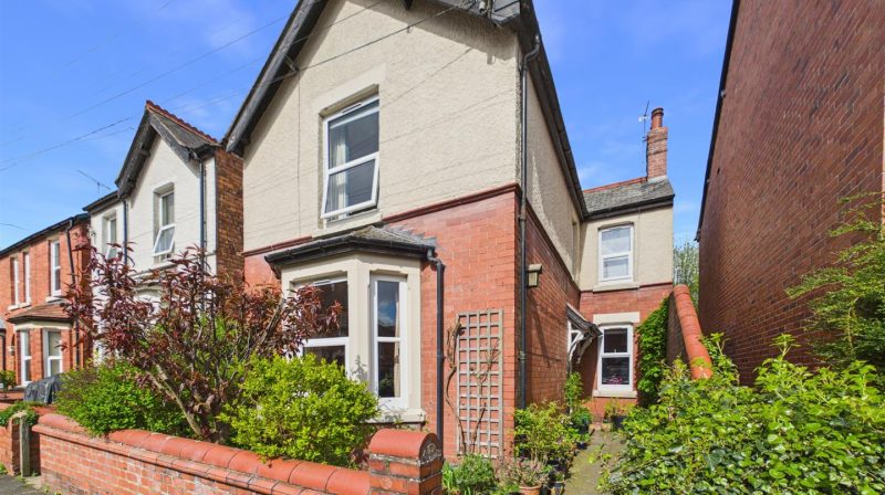 8 Holbache Road, Oswestry, SY11 1RP For Sale