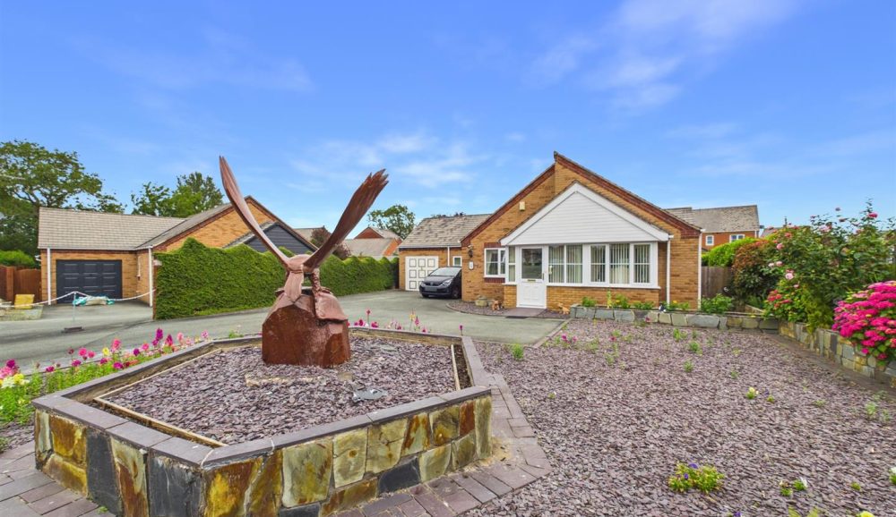 15 Criggion Close, Four Crosses, SY22 6NP For Sale 15 Criggion Close, Four Crosses, SY22 6NP For Sale