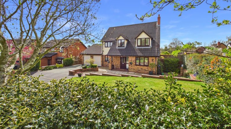 31 Hampton Rise, Oswestry, SY11 1SU For Sale