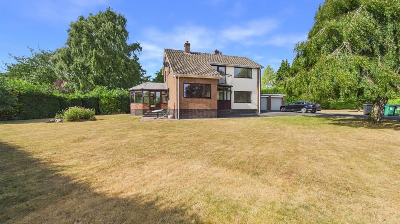 2 Stonehouse Drive, Oswestry, SY11 4HZ For Sale