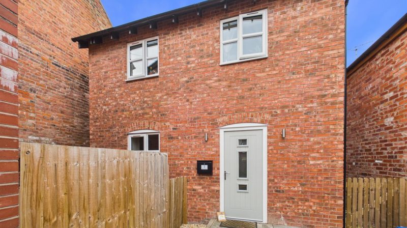 3 The Mews Oak Street, Oswestry, SY11 1LJ For Sale