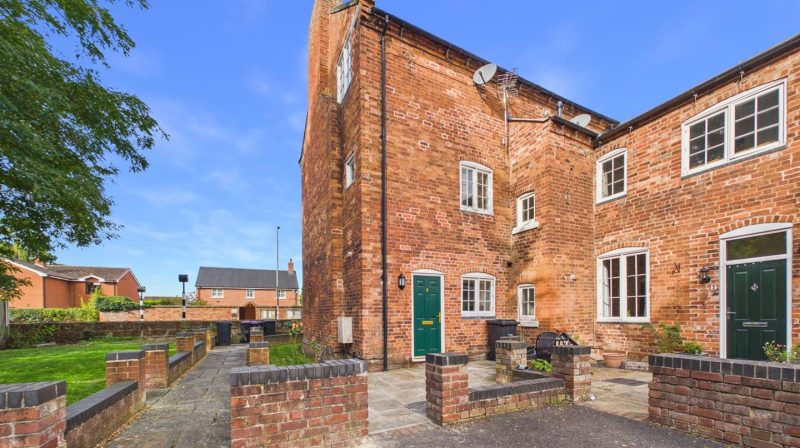 8 Nightingale Court Eyton Lane, Shrewsbury, SY4 2GB To Let