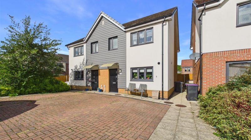 3 Cornovii Gardens, Oswestry, SY11 1JG For Sale